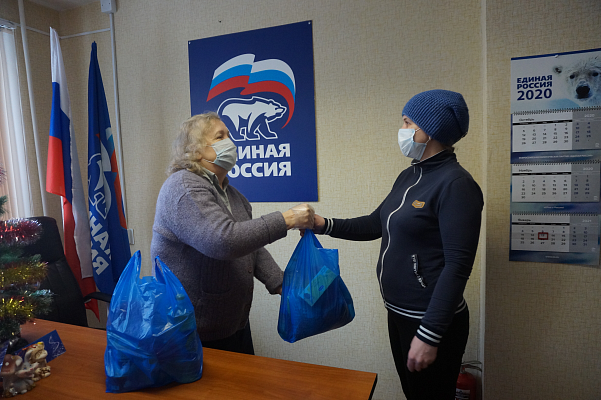 Валерий Иванов передал семьям из Ивановской области продуктовые наборы
